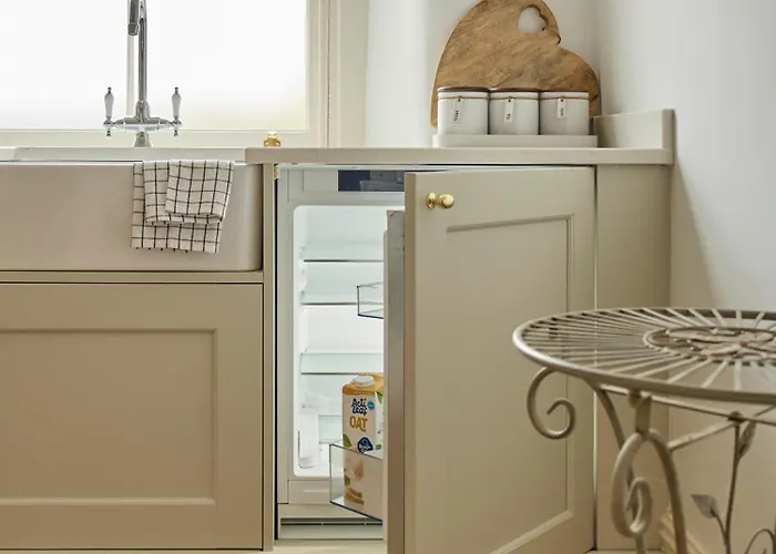 The Old School House * بريستول